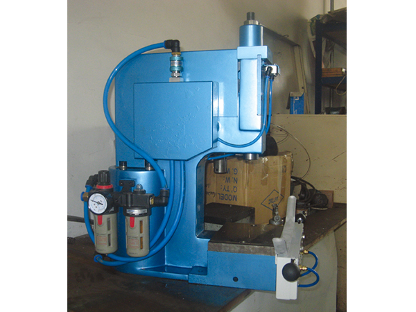 機械類2000型氣動壓力機彩圖（藍）