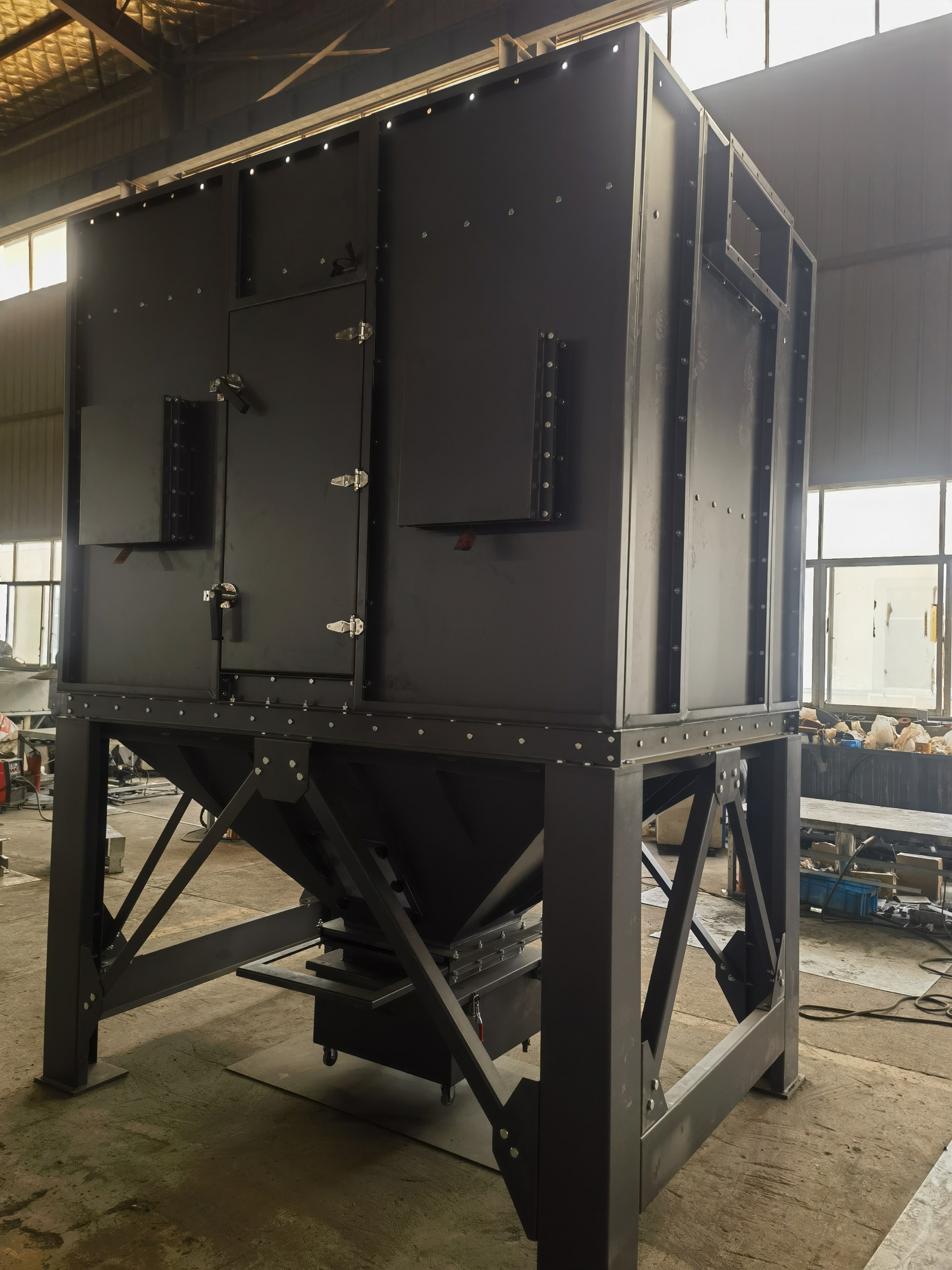 機(jī)械設(shè)備生產(chǎn)廠房里的粉塵怎么處理？